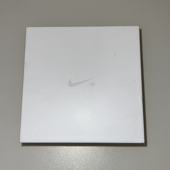 Limited Edition Rose Gold Nike Fuel Band - Picture 2 of 11